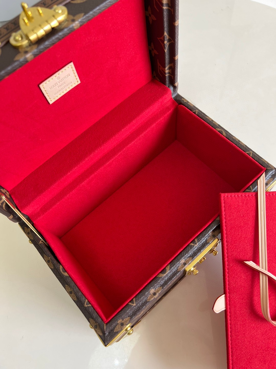 Louis Vuitton Coffret Tresor 24 For Brown/Red Women, Women’s Handbags, Shoulder Bags And Crossbody Bags 9.4in/24cm LV