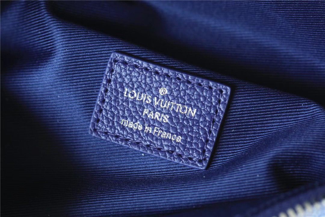 Louis Vuitton Discovery Bumbag PM Monogram Blue For Men, Men’s Bags, Shoulder And Crossbody Bags 17.3in/44cm