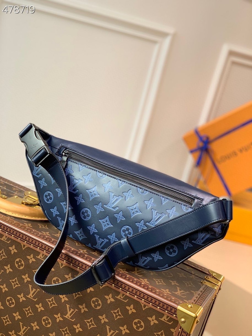 Louis Vuitton Discovery Bumbag PM Monogram Shadow Navy Blue For Men, Men’s Belt Bags 17.3in/44cm