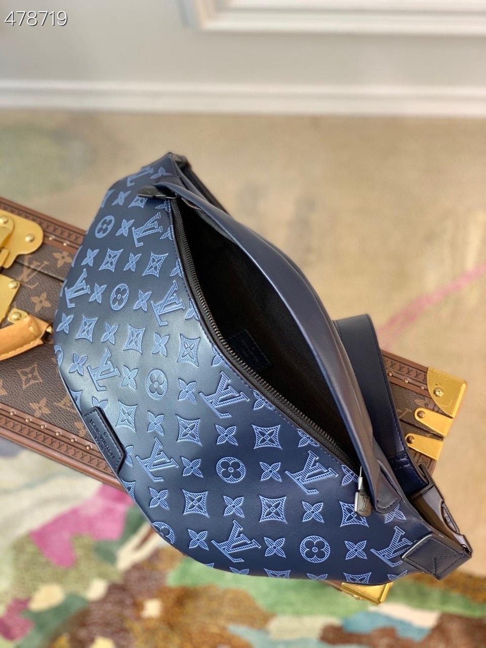 Louis Vuitton Discovery Bumbag PM Monogram Shadow Navy Blue For Men, Men’s Belt Bags 17.3in/44cm