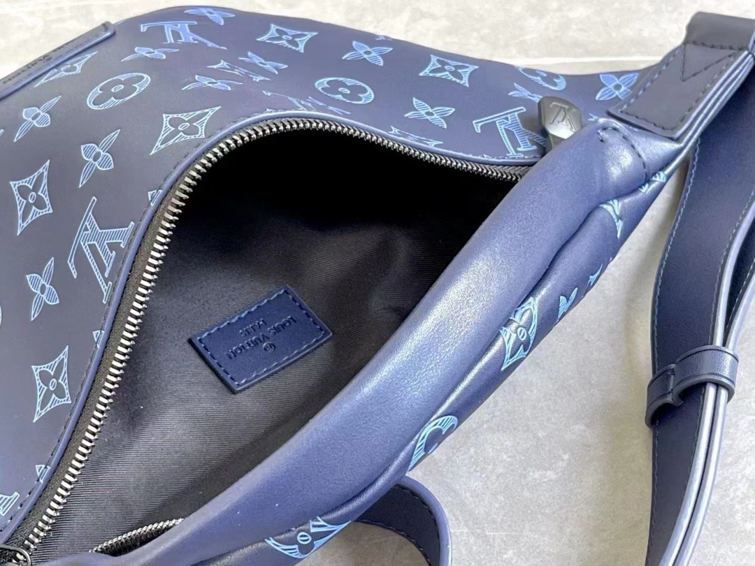 Louis Vuitton Discovery Bumbag PM Monogram Shadow Navy Blue For Men, Men’s Belt Bags 17.3in/44cm