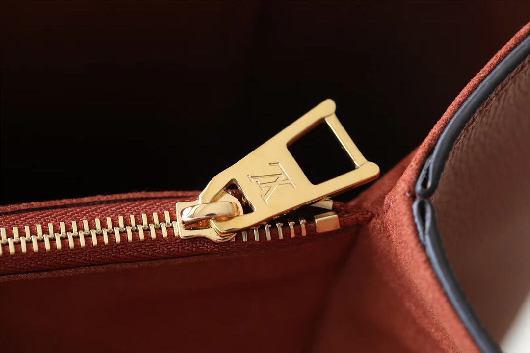 Louis Vuitton Lockme Shopper Grain Chataigne Brown For Women, Women’s Handbags, Shoulder And Crossbody Bags 10.4in/26.5cm