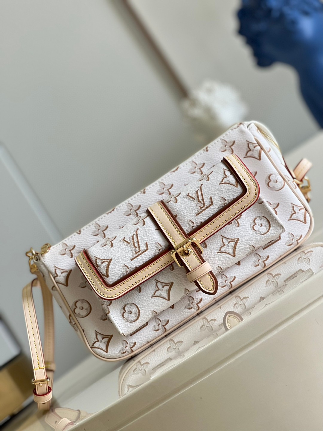 Louis Vuitton Maxi Multi Pochette Accessoires Handbag White For Women, Women’s Handbags, Shoulder Bags And Crossbody Bags 9.3in/27cm