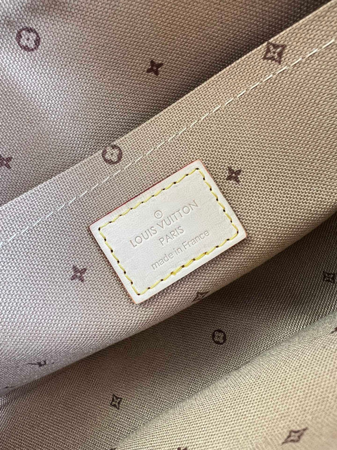 Louis Vuitton Maxi Multi Pochette Accessoires Handbag White For Women, Women’s Handbags, Shoulder Bags And Crossbody Bags 9.3in/27cm