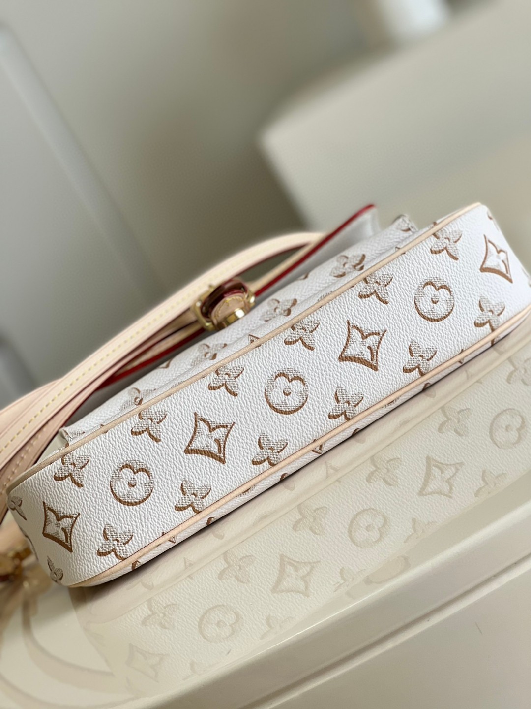 Louis Vuitton Maxi Multi Pochette Accessoires Handbag White For Women, Women’s Handbags, Shoulder Bags And Crossbody Bags 9.3in/27cm