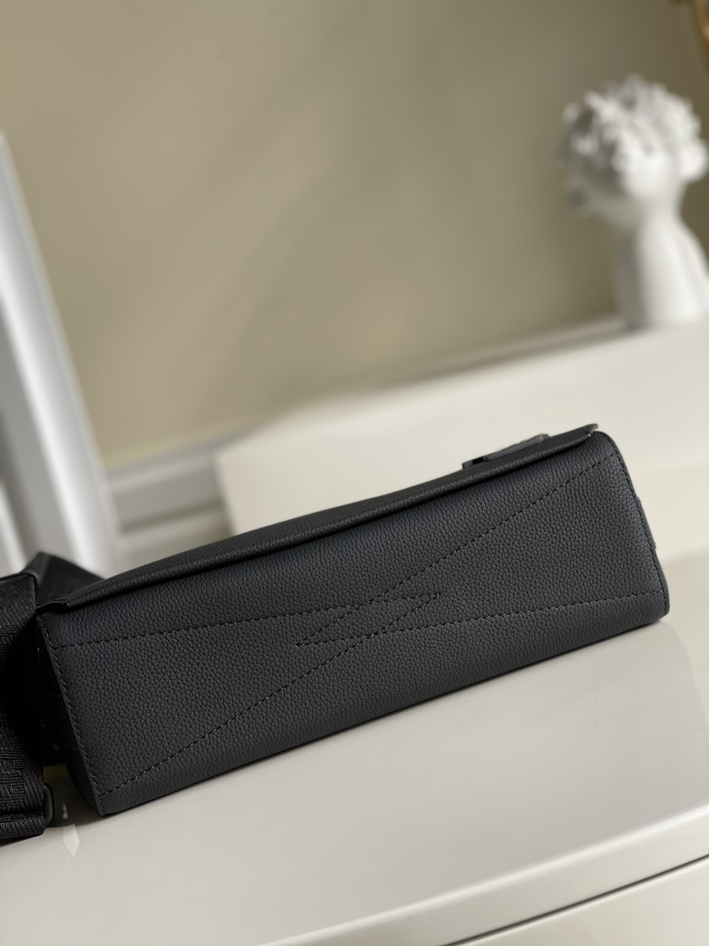 Louis Vuitton Messenger Grain Black For Men, Men’s Bags, Shoulder And Crossbody Bags 11in/28cm