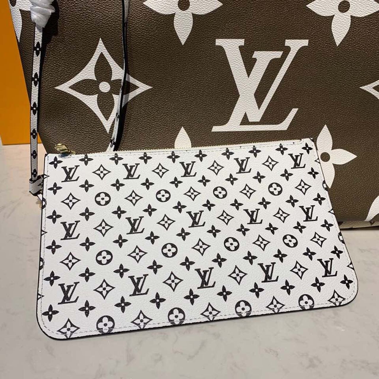 Louis Vuitton Neverfull MM Tote Bag Monogram Canvas Khaki/Beige For Women, Women’s Handbags, Shoulder Bags 12.2in/31cm