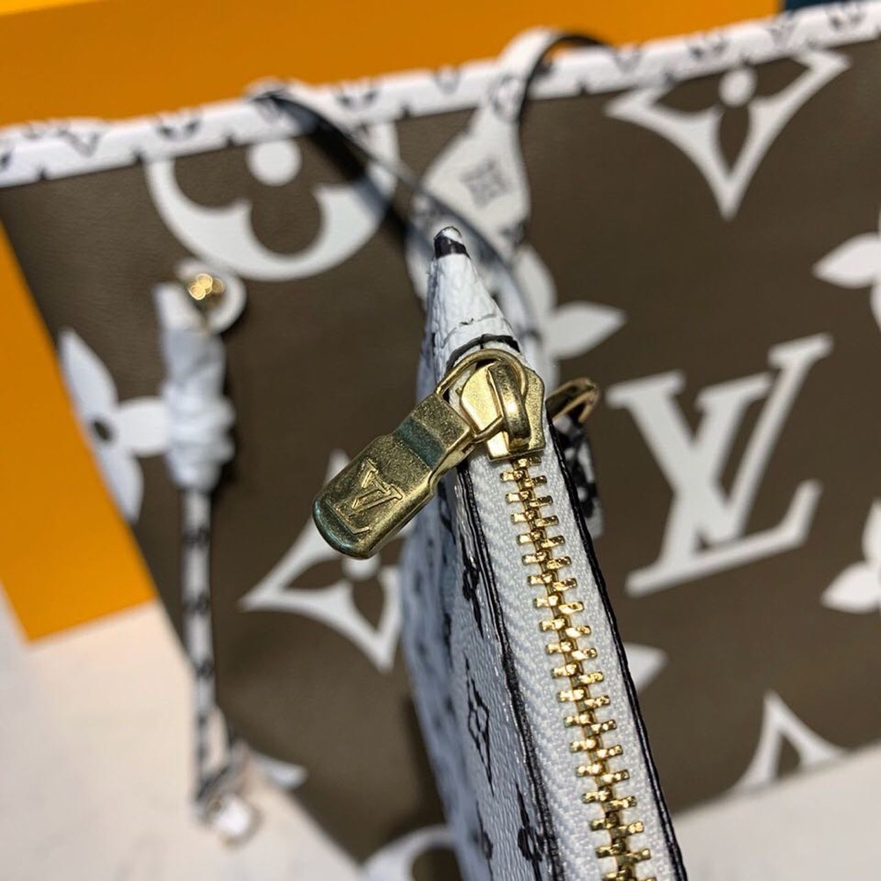 Louis Vuitton Neverfull MM Tote Bag Monogram Canvas Khaki/Beige For Women, Women’s Handbags, Shoulder Bags 12.2in/31cm