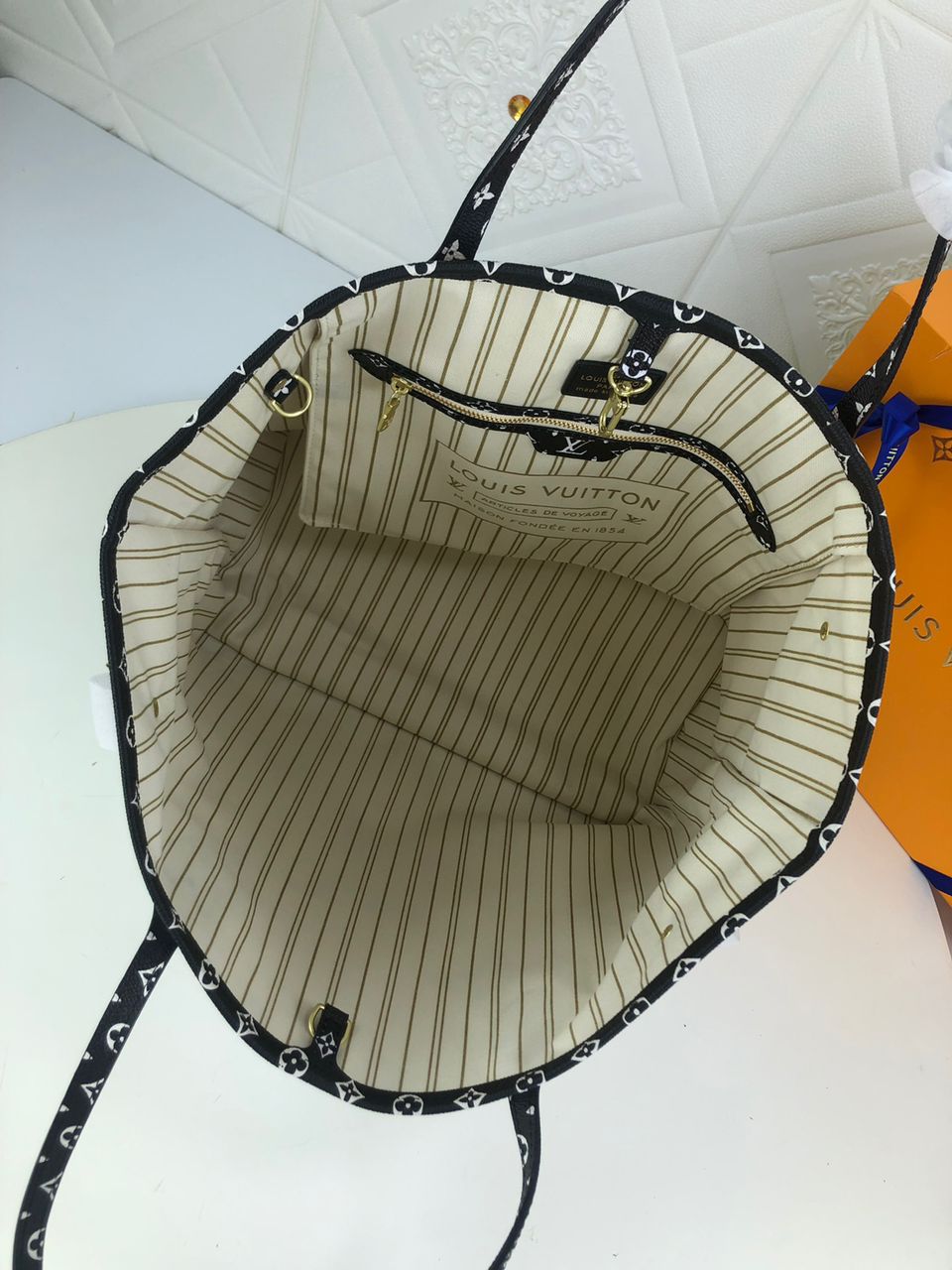 Louis Vuitton Neverfull MM Tote Bag Monogram Jungle Canvas Black/Caramel For Women, Women’s Handbags, Shoulder Bags 12.2in/31cm