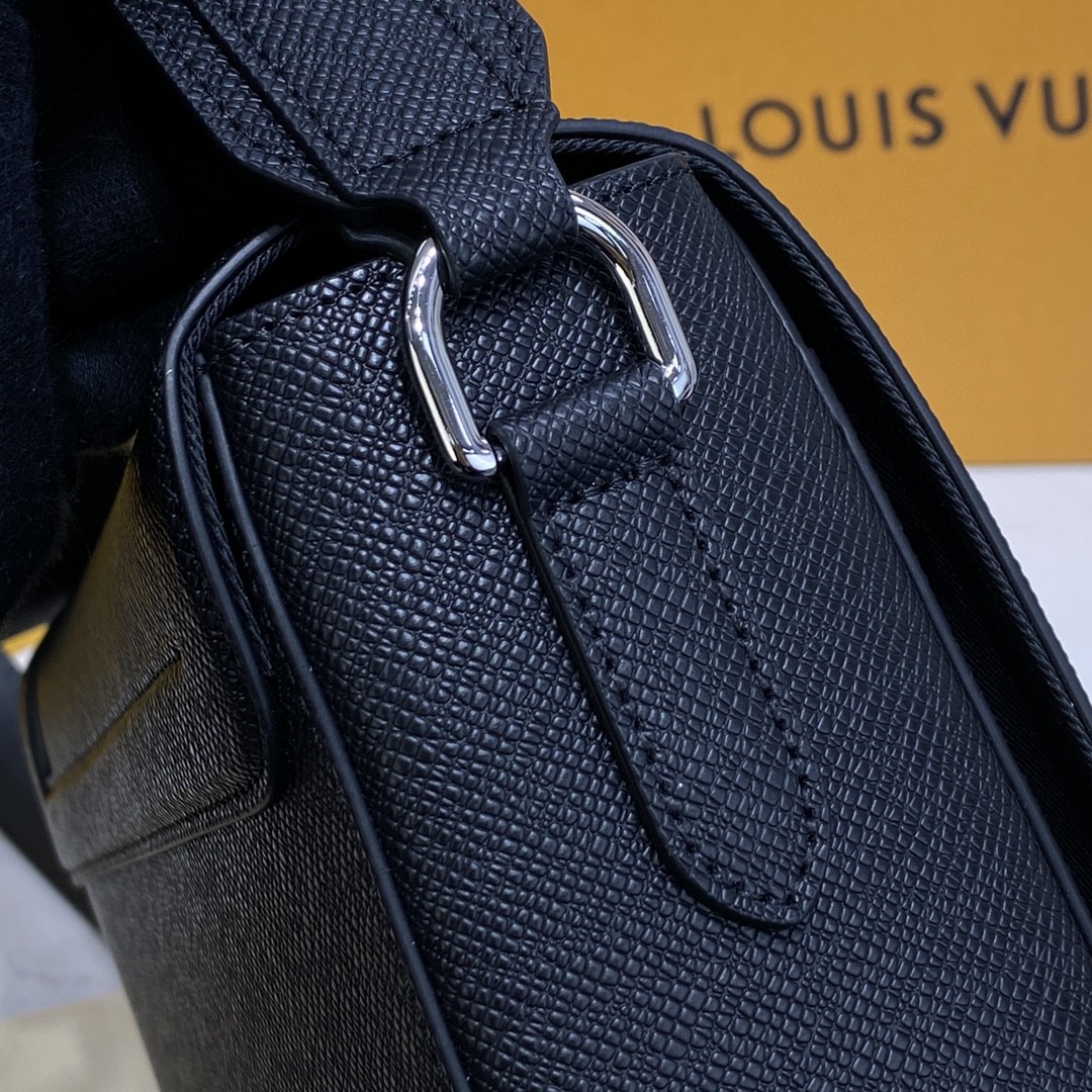 Louis Vuitton New Flap Messenger Bag Taiga Black For Men, Men’s Bags, Shoulder And Crossbody Bags 11.1in/28.3cm
