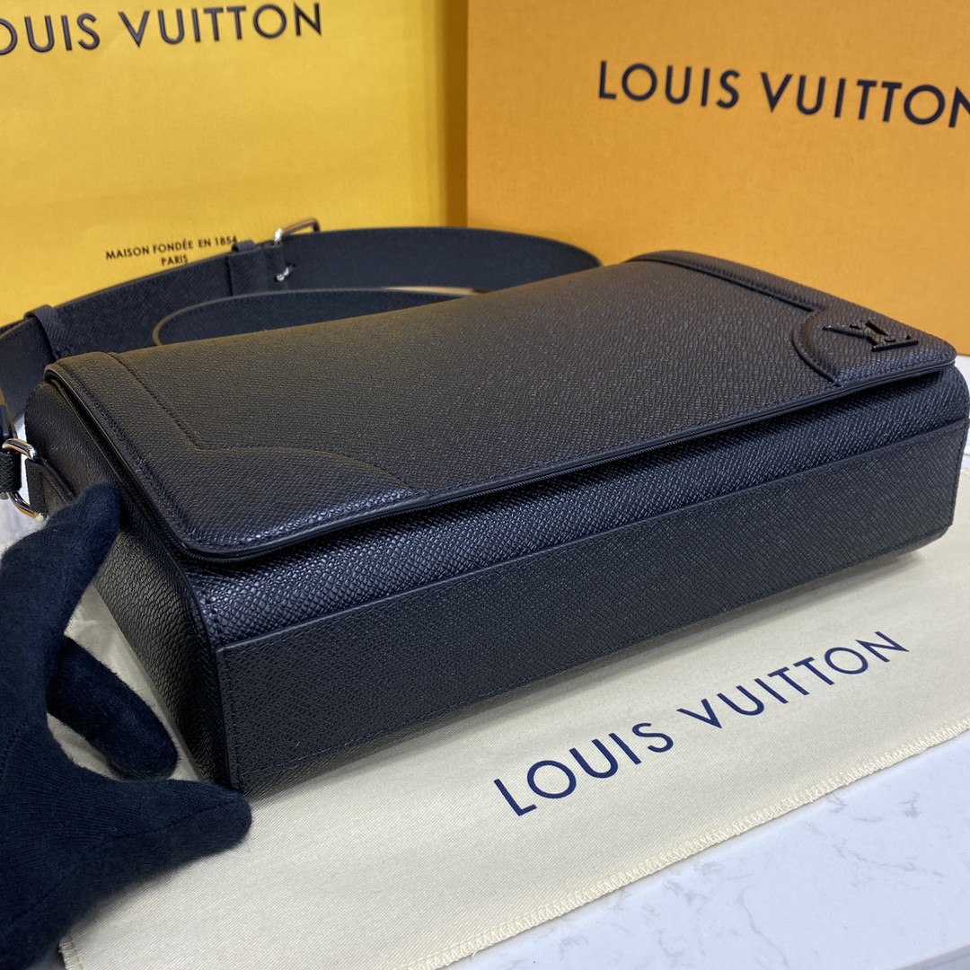Louis Vuitton New Flap Messenger Bag Taiga Black For Men, Men’s Bags, Shoulder And Crossbody Bags 11.1in/28.3cm
