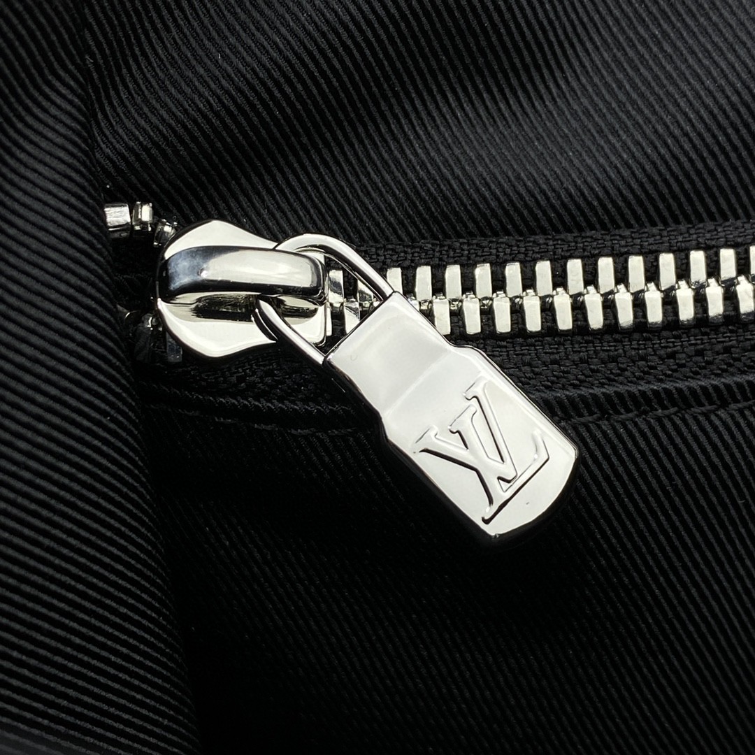 Louis Vuitton New Flap Messenger Bag Taiga Black For Men, Men’s Bags, Shoulder And Crossbody Bags 11.1in/28.3cm