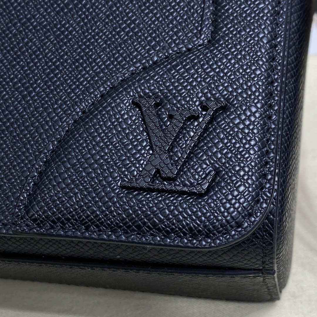 Louis Vuitton New Flap Messenger Bag Taiga Black For Men, Men’s Bags, Shoulder And Crossbody Bags 11.1in/28.3cm