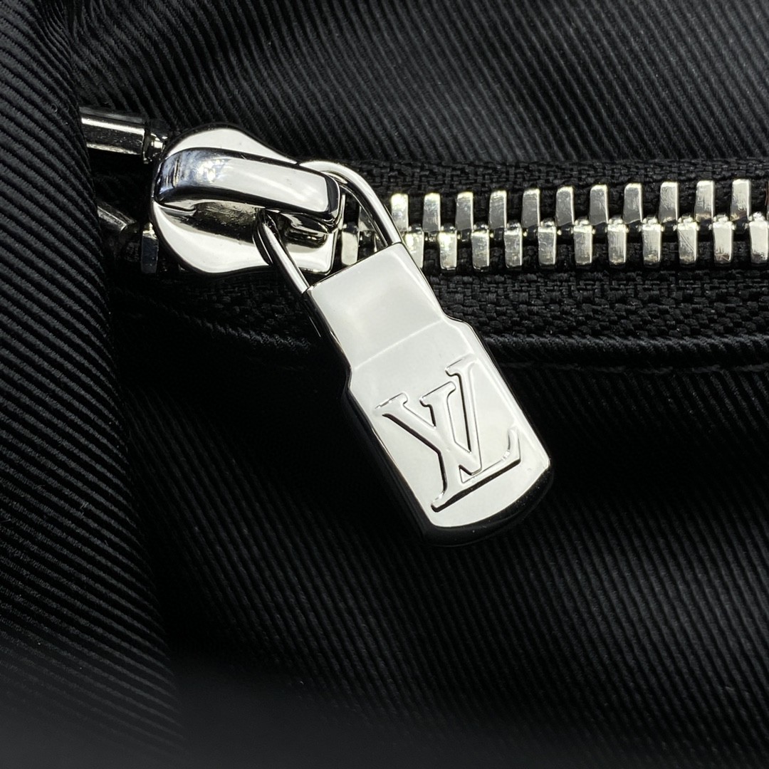 Louis Vuitton New Flap Messenger Bag Taiga Grey For Men, Men’s Bags, Shoulder And Crossbody Bags 11.1in/28.3cm LV