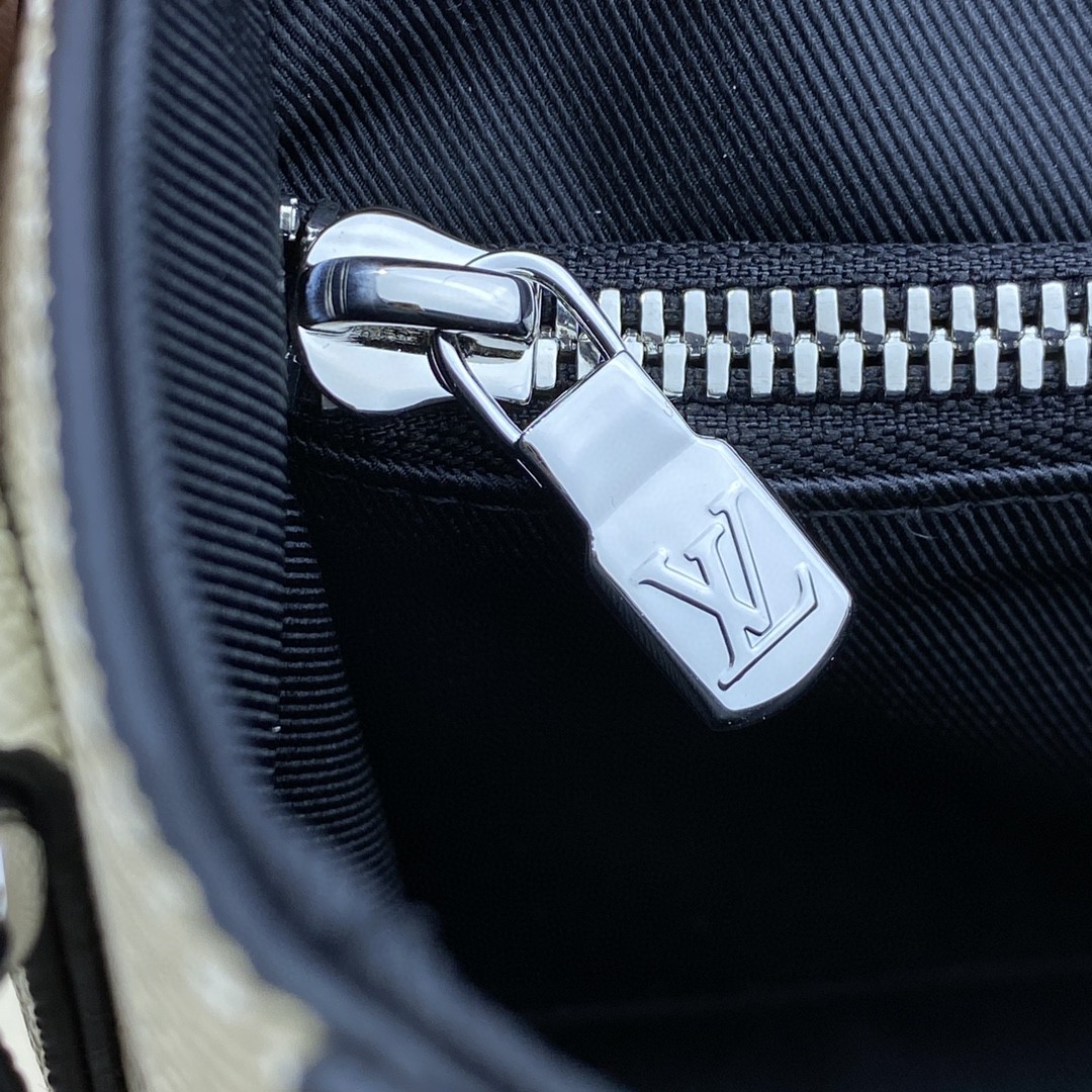 Louis Vuitton New Flap Messenger Bag Taiga White For Men, Men’s Bags, Shoulder And Crossbody Bags 11.1in/28.3cm LV 