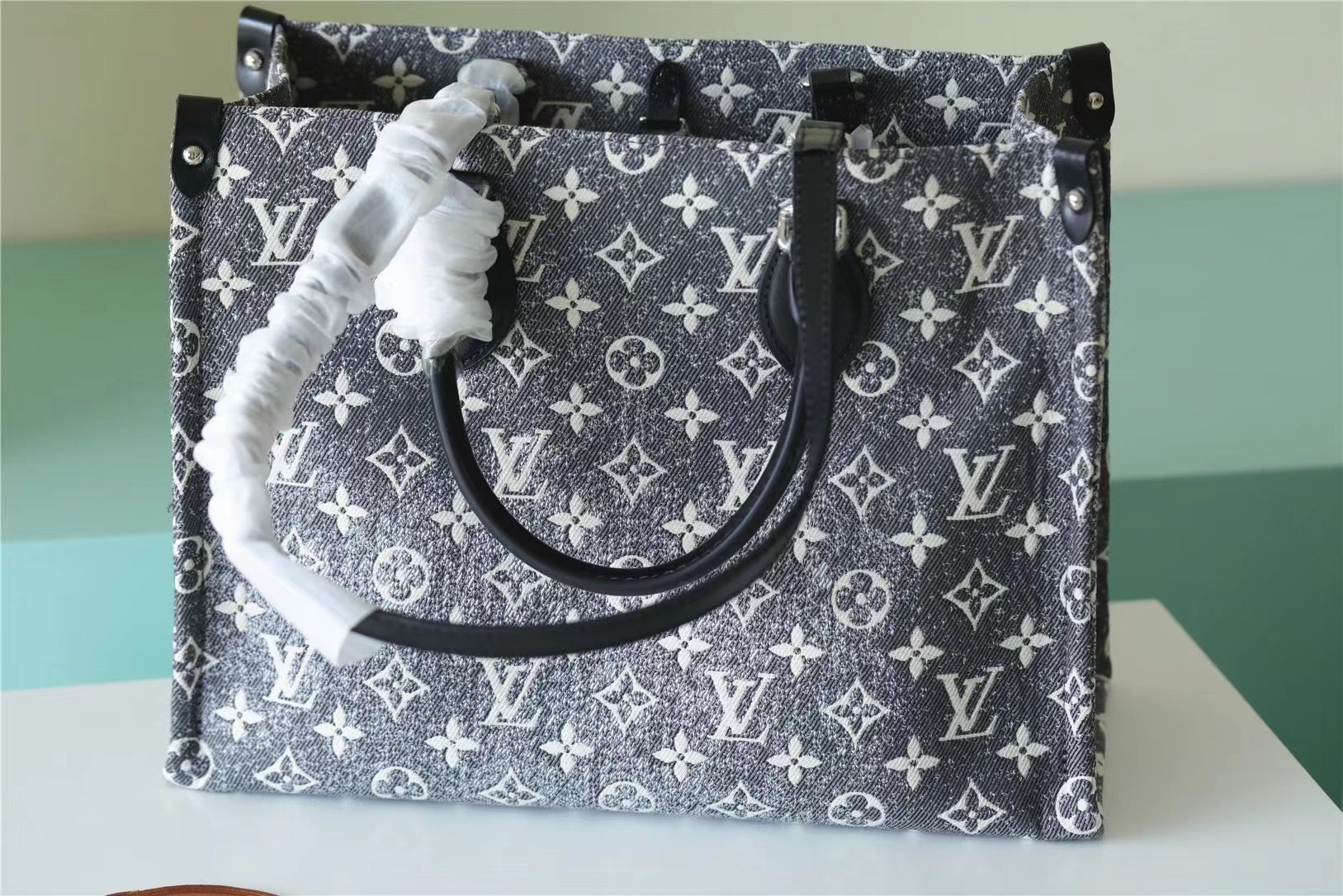 Louis Vuitton OnTheGo MM Monogram Jacquard Denim Shouder Bags Gray For Women 13.8in/35cm