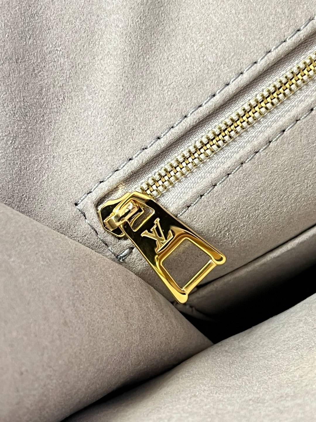 Louis Vuitton OnTheGo MM Tote Silver For Women, Women’s Handbags, Shoulder Bags And Crossbody Bags 13.8in/35cm LV 