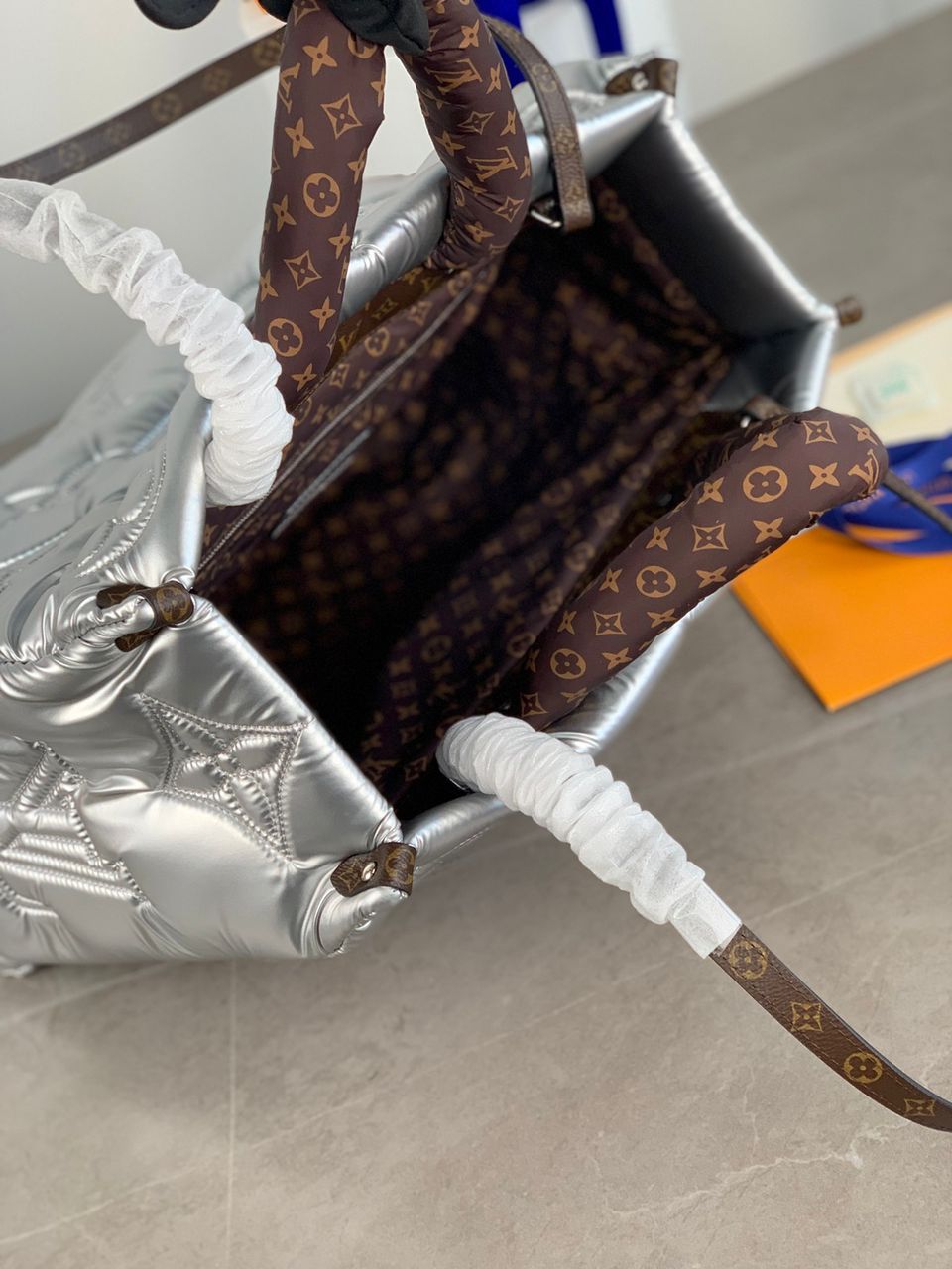 Louis Vuitton Pillow Onthego GM Silver For Women, Women’s Handbags, Shoulder Bags And Crossbody Bags 16.1in/41cm