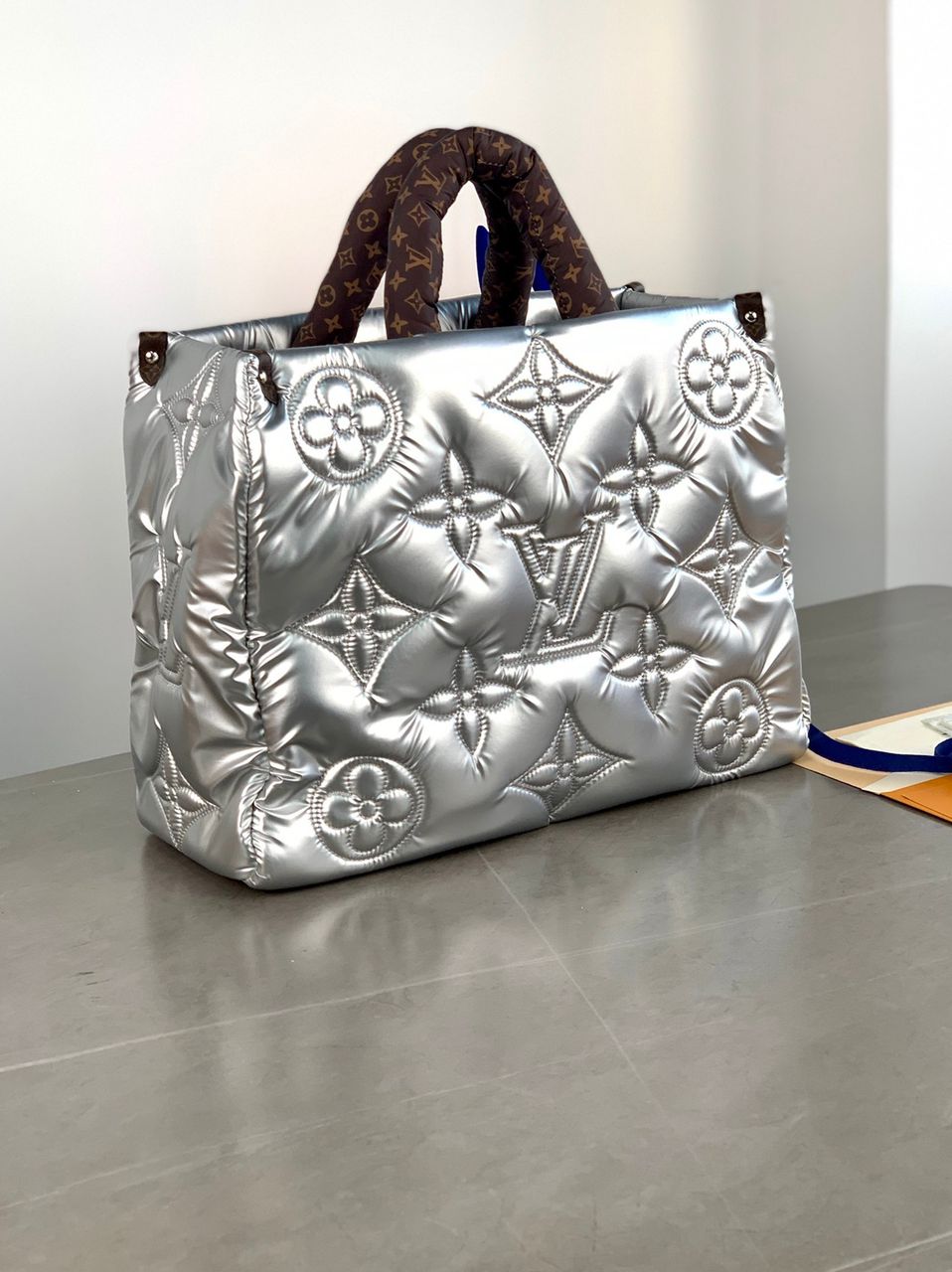 Louis Vuitton Pillow Onthego GM Silver For Women, Women’s Handbags, Shoulder Bags And Crossbody Bags 16.1in/41cm