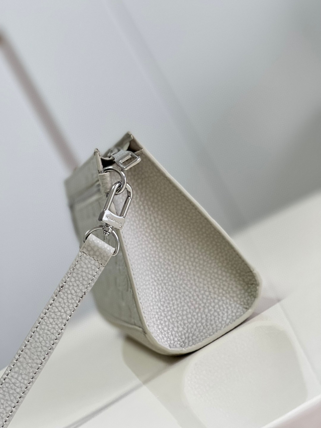 Louis Vuitton Pochette Voyage White For Women, Women’s Handbags, Shoulder Bags And Crossbody Bags 11.4in/29cm LV