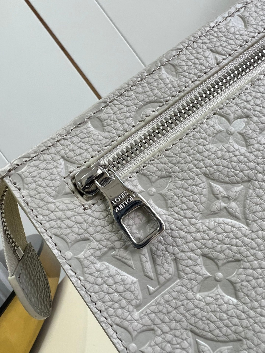 Louis Vuitton Pochette Voyage White For Women, Women’s Handbags, Shoulder Bags And Crossbody Bags 11.4in/29cm LV