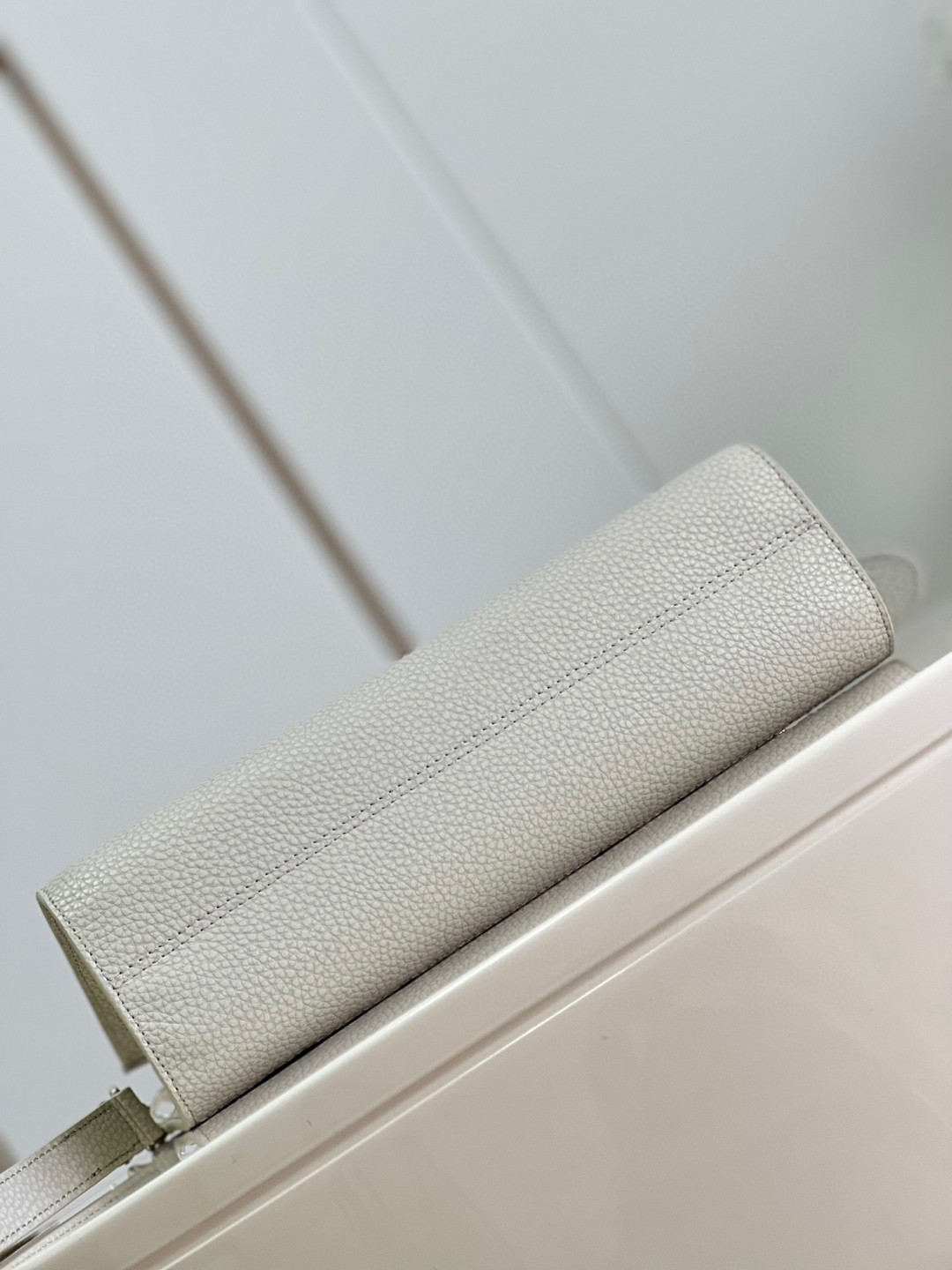 Louis Vuitton Pochette Voyage White For Women, Women’s Handbags, Shoulder Bags And Crossbody Bags 11.4in/29cm LV