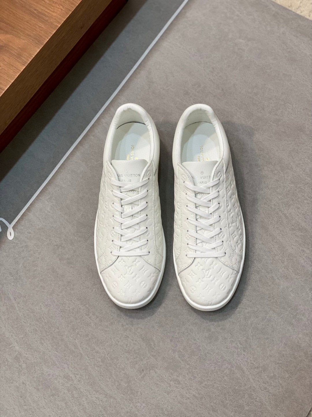 Louis Vuitton Rivoli Sneaker White For Men 1AARI6