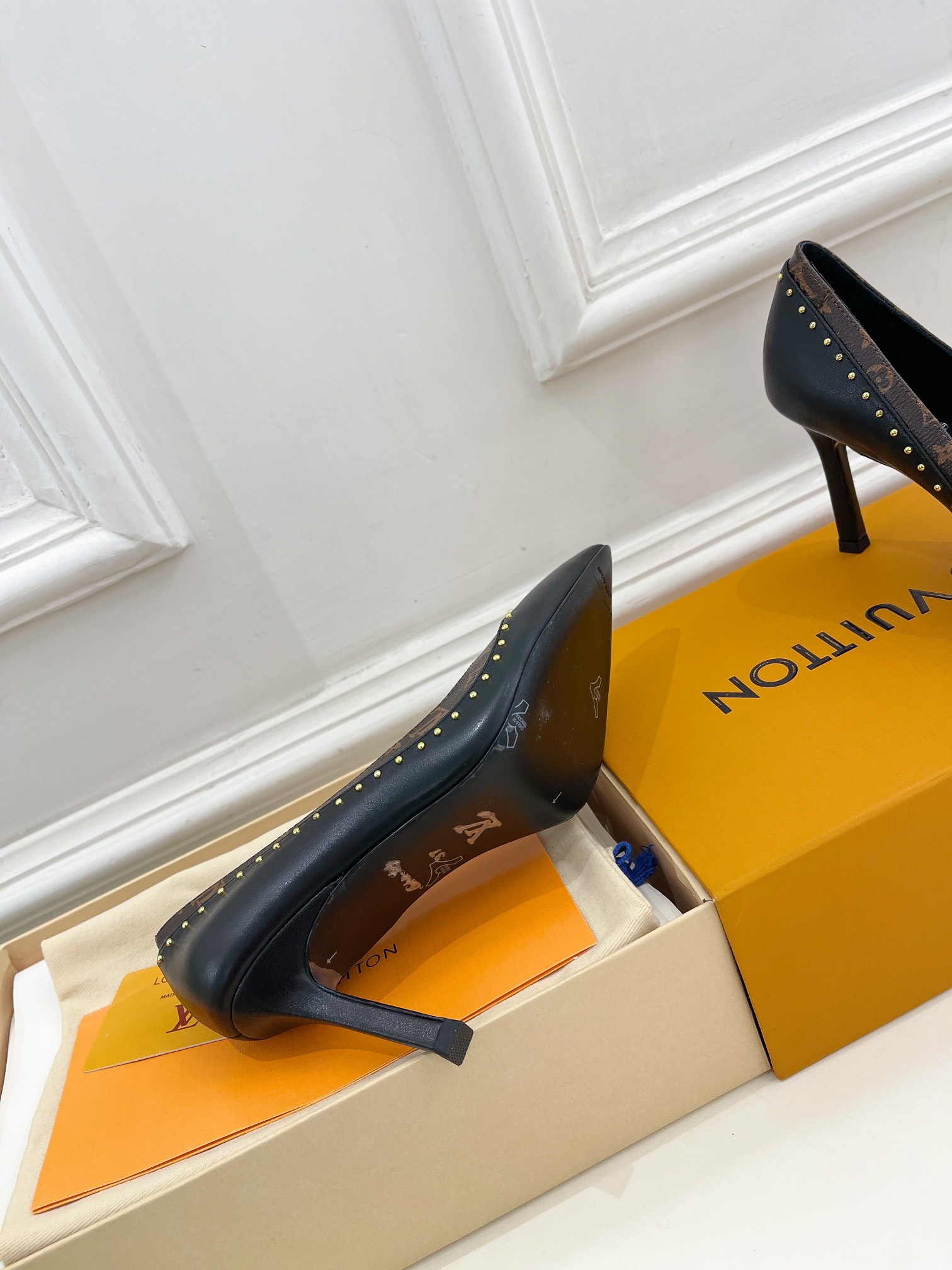 Louis Vuitton Signature Pump Black For Women 9.5/3.7in 1AACFB