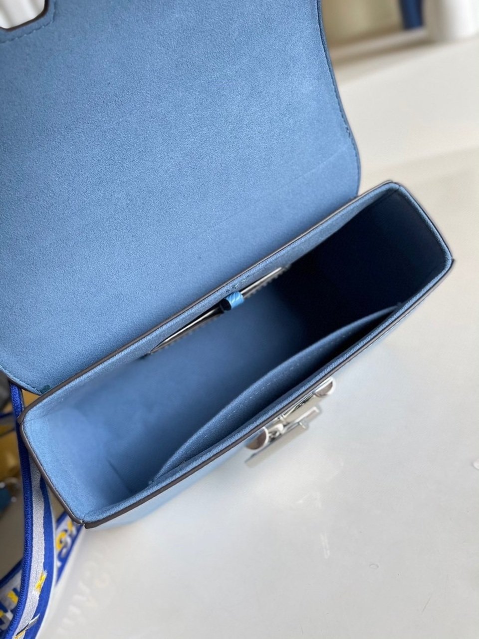 Louis Vuitton Twist MM Epi Blue For Women, Women’s Handbags, Shoulder And Crossbody Bags 9.1in/23cm LV