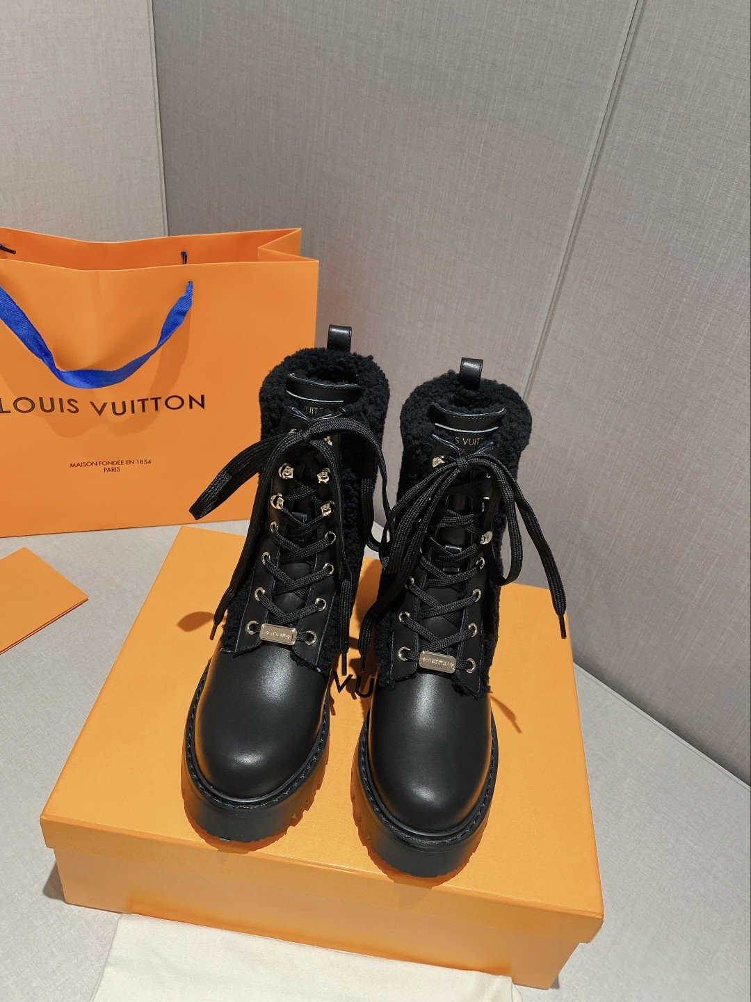 Louis Vuitton Women’s LV Territory Flat Ranger Black For Women LV