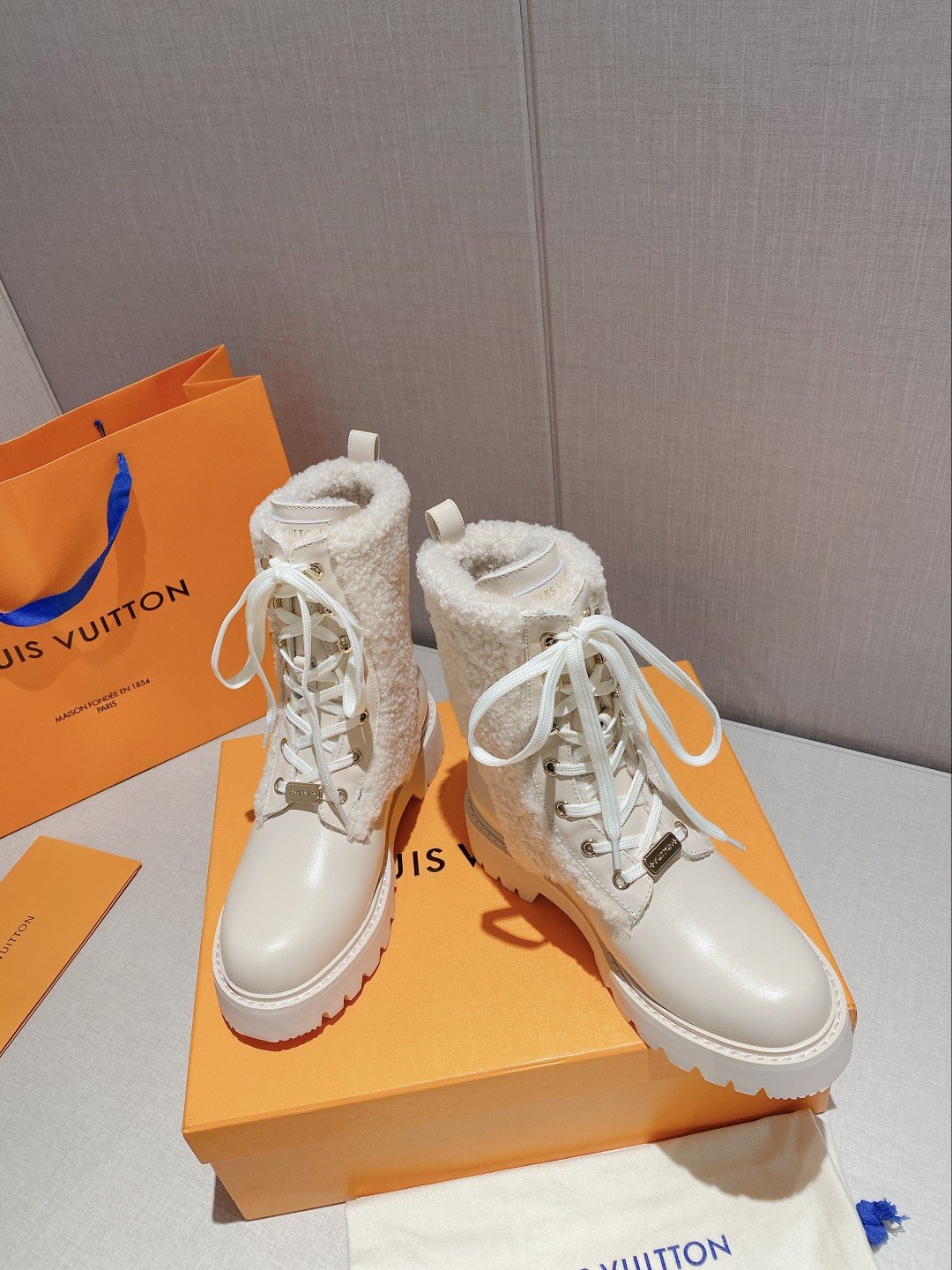 Louis Vuitton Women’s LV Territory Flat Ranger White For Women LV
