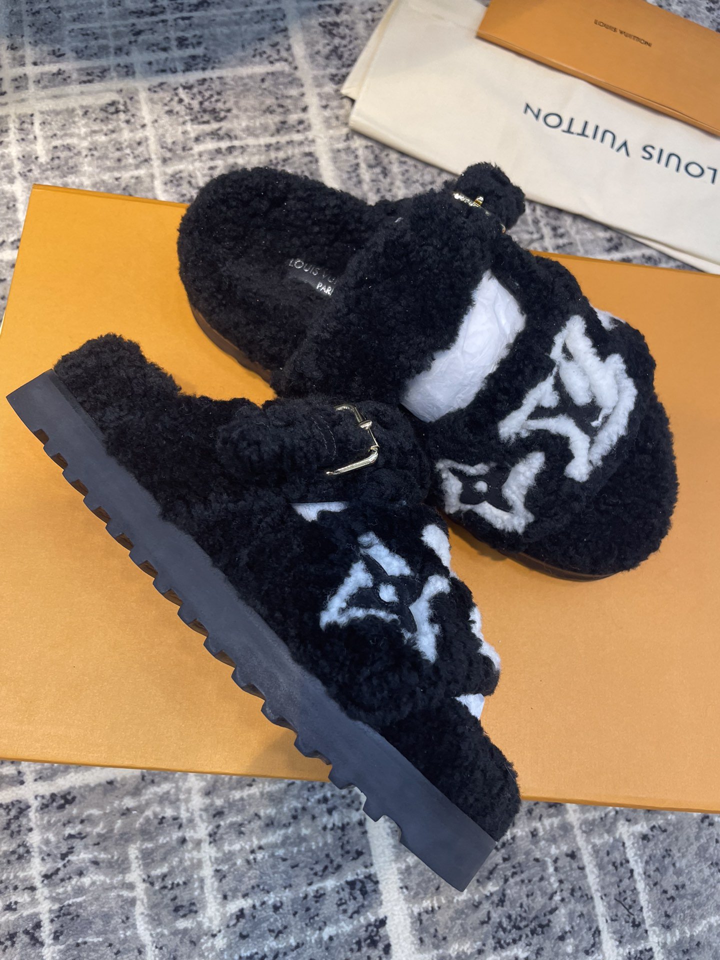Louis Vuitton Women’s Paseo Flat Comfort Mule Black For Women LV 1AACR8