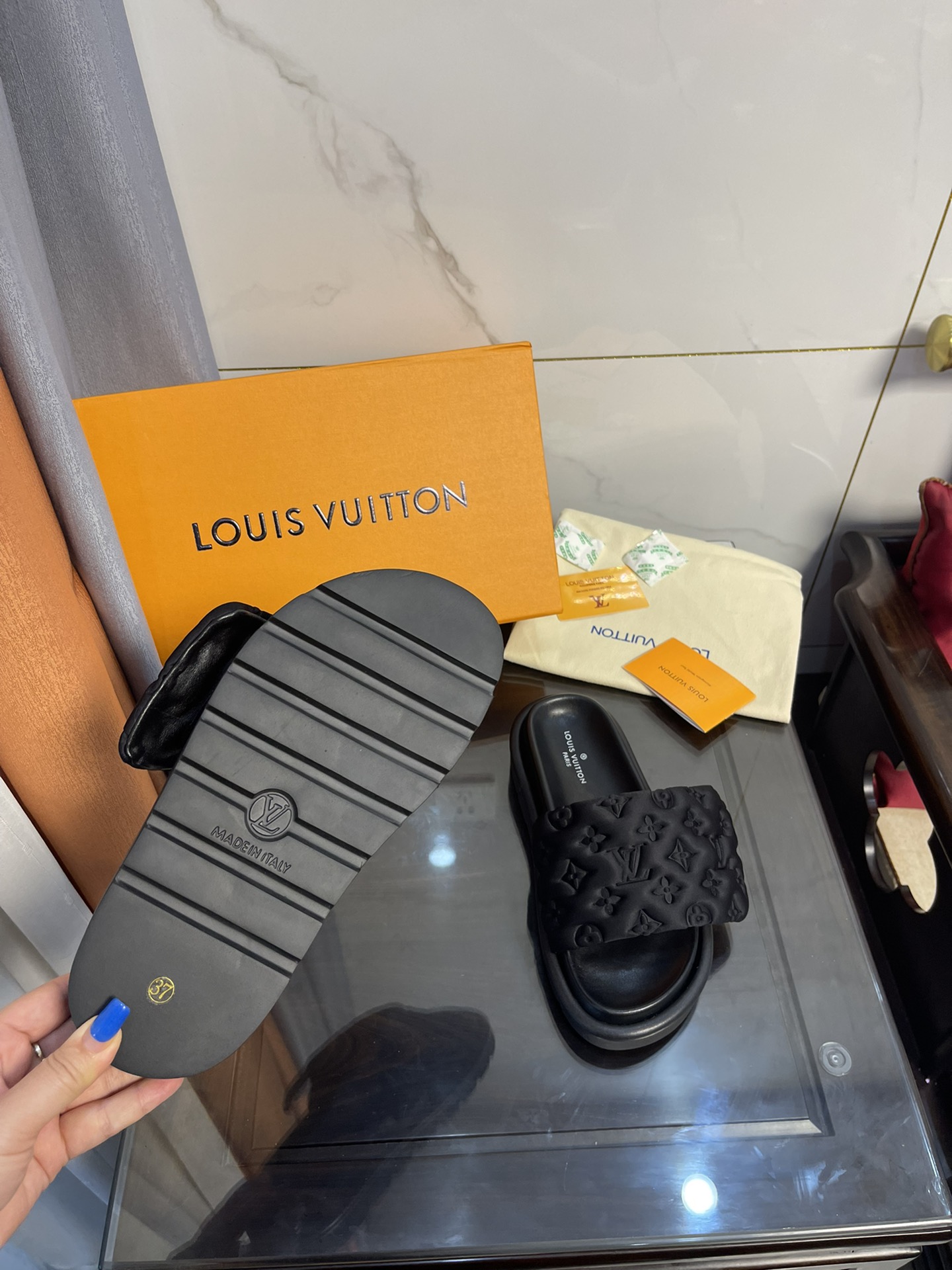Louis Vuitton Women’s Pool Pillow Comfort Flat Mule Black For Women LV 1AA1EF