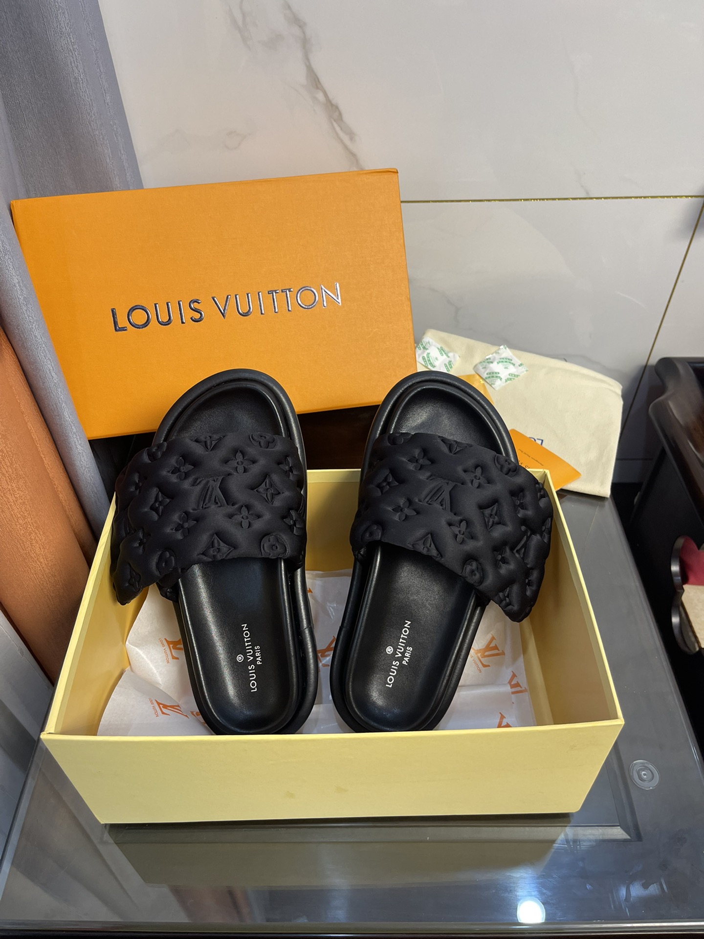 Louis Vuitton Women’s Pool Pillow Comfort Flat Mule Black For Women LV 1AA1EF