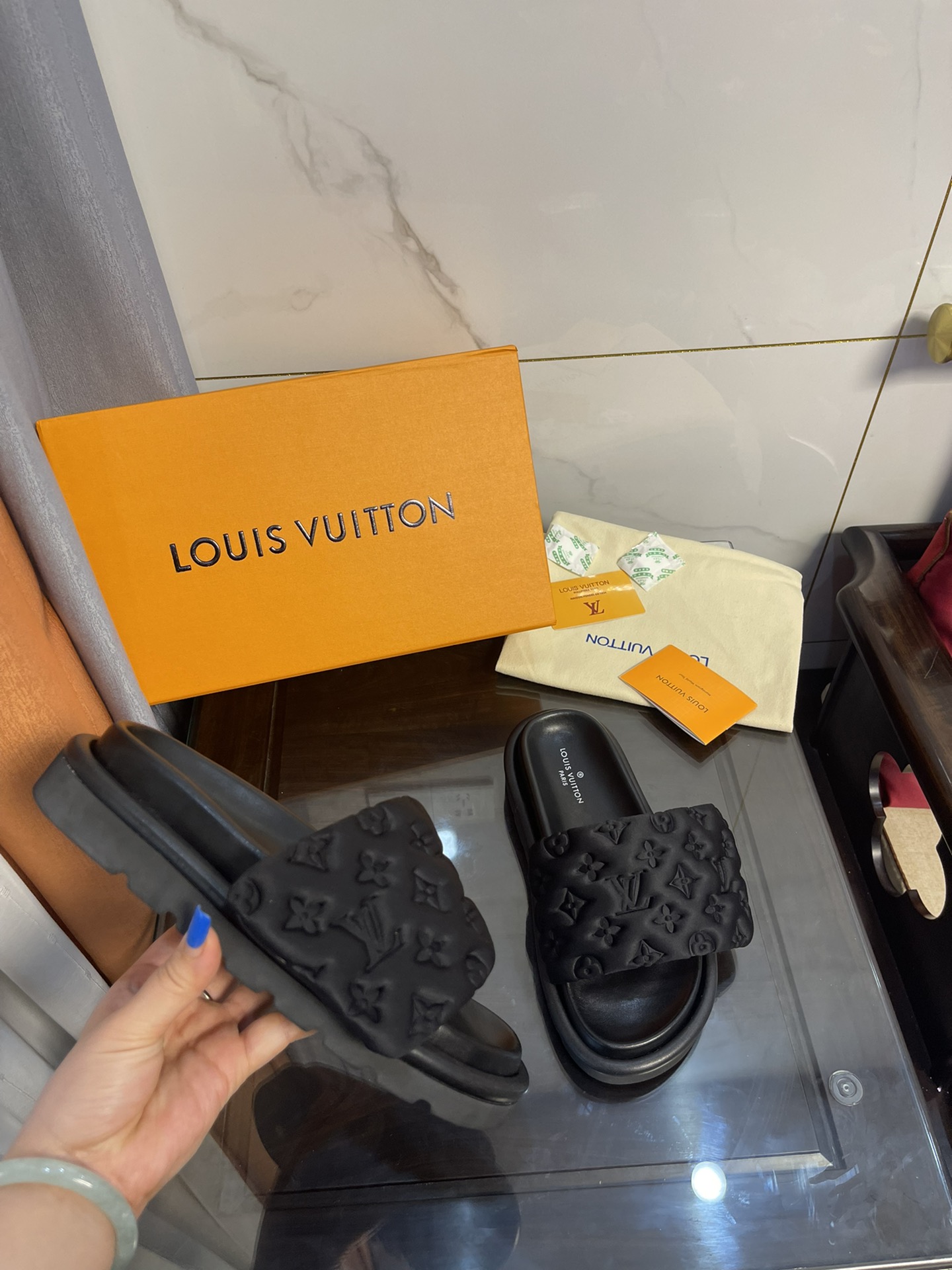 Louis Vuitton Women’s Pool Pillow Comfort Flat Mule Black For Women LV 1AA1EF