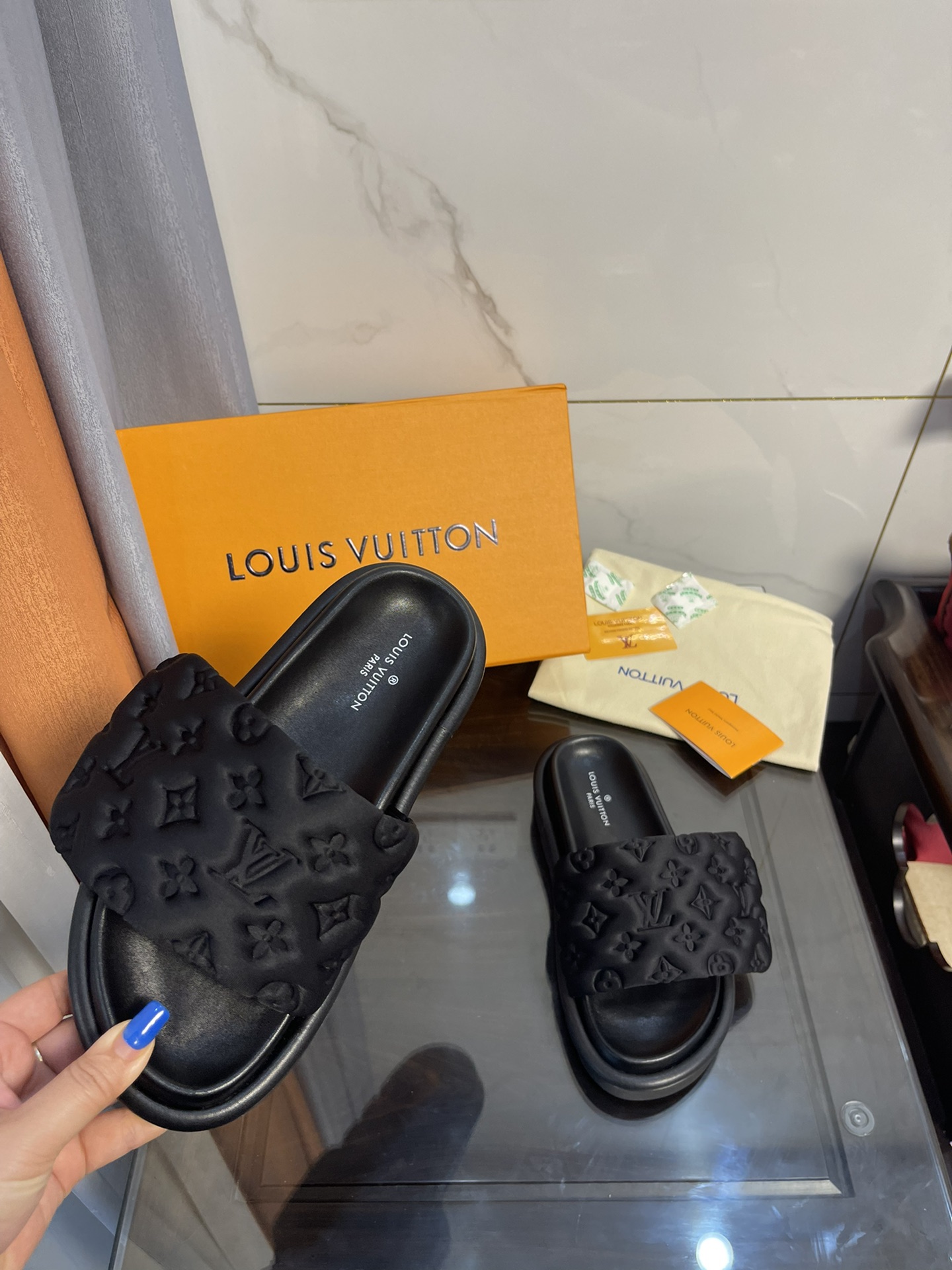 Louis Vuitton Women’s Pool Pillow Comfort Flat Mule Black For Women LV 1AA1EF