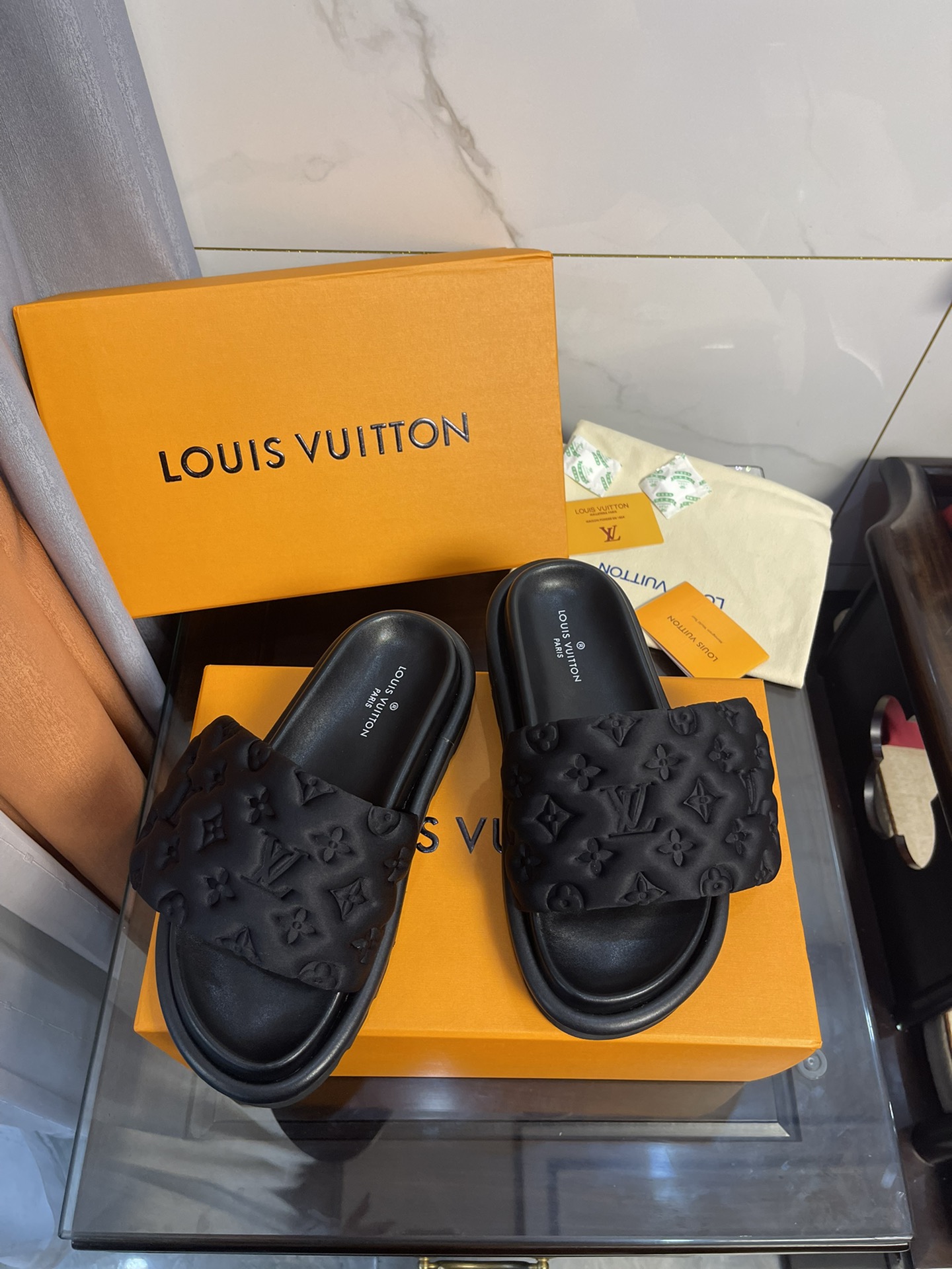 Louis Vuitton Women’s Pool Pillow Comfort Flat Mule Black For Women LV 1AA1EF