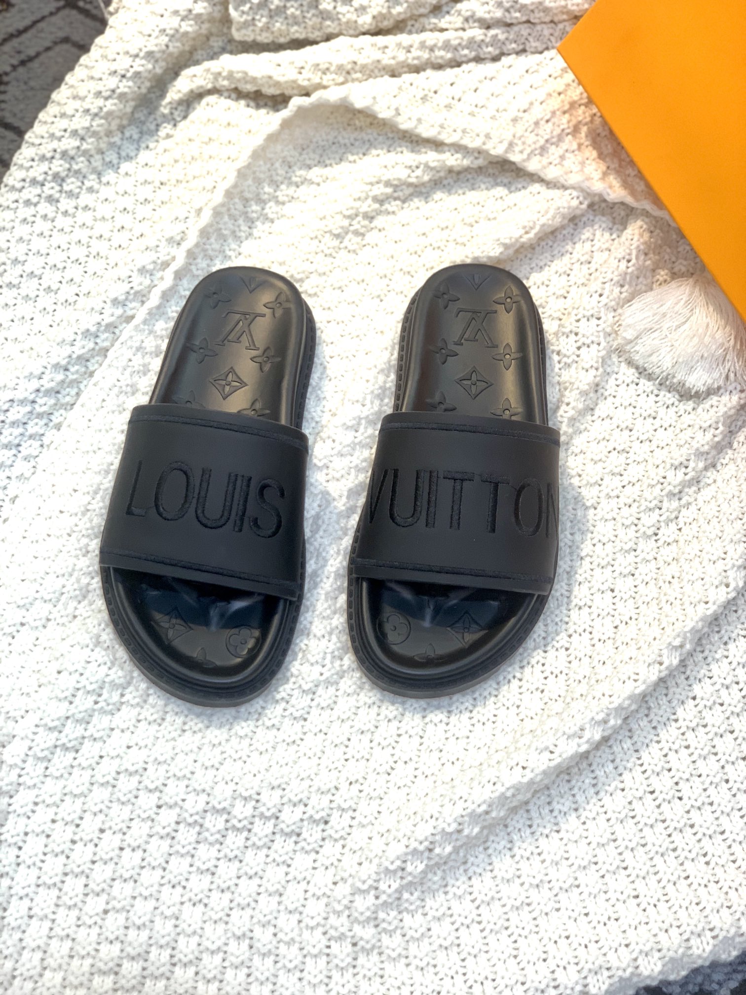 Louis Vuitton Women’s Pool Pillow Flat Comfort Mule Black For Women LV