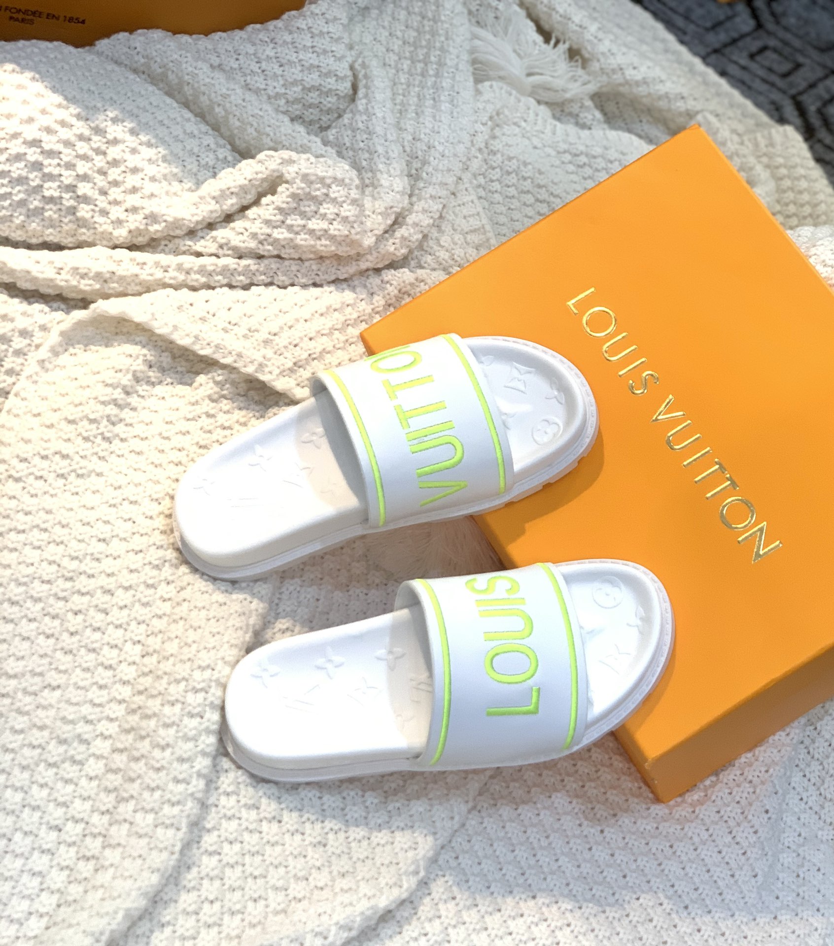 Louis Vuitton Women’s Pool Pillow Flat Comfort Mule White For Women LV