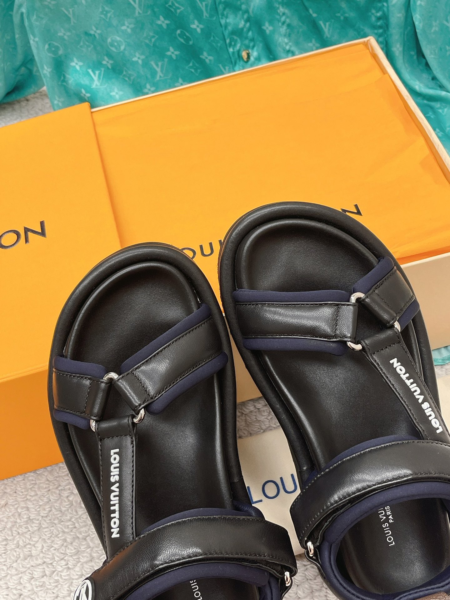 Louis Vuitton Women’s Pool Pillow Flatform Comfort Sandal Black For Women LV 1AABR3