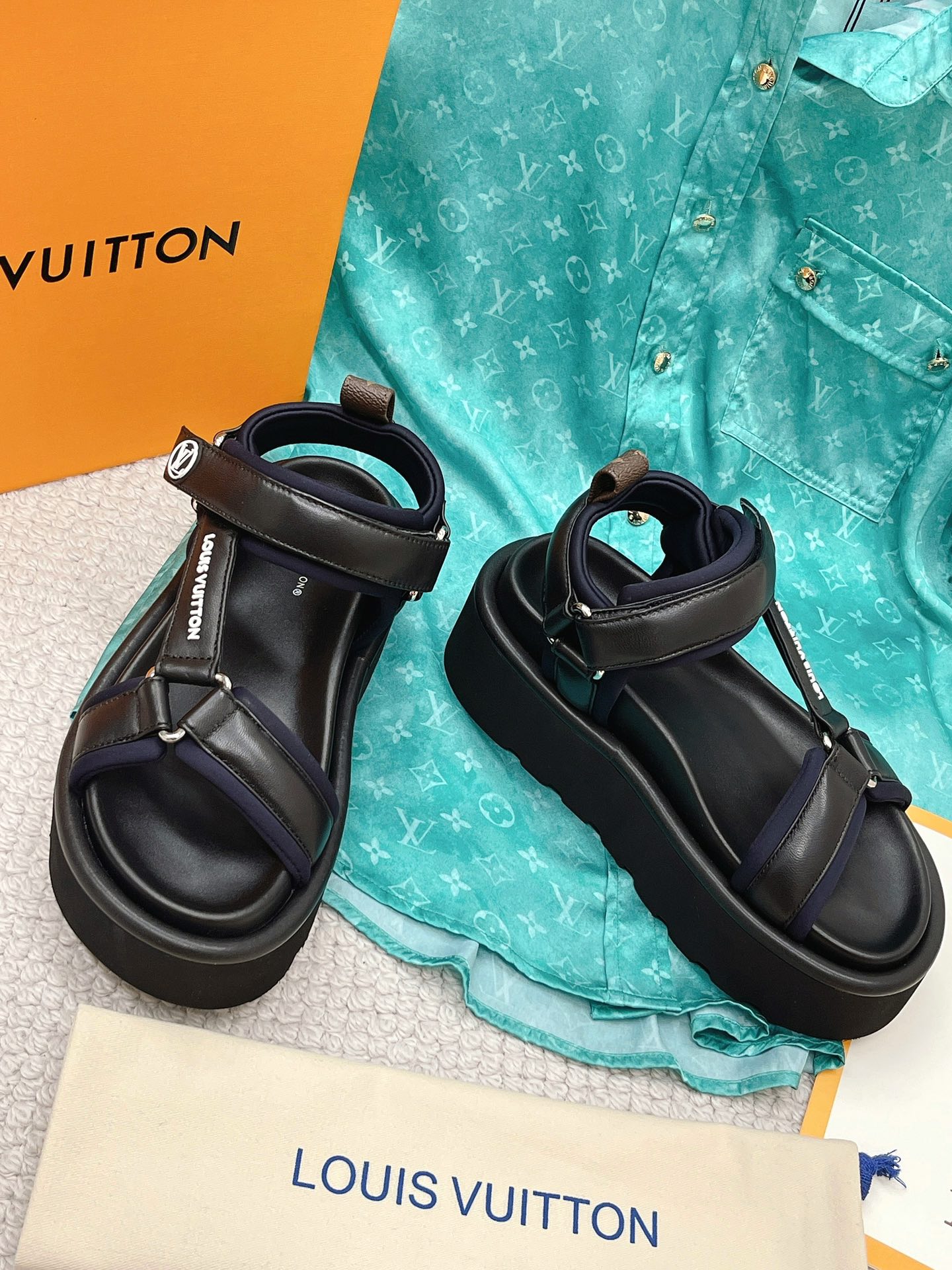 Louis Vuitton Women’s Pool Pillow Flatform Comfort Sandal Black For Women LV 1AABR3