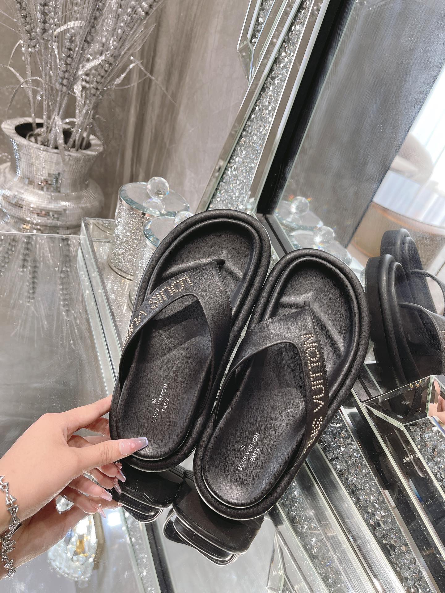 Louis Vuitton Women’s The Pool Pillow Flat Comfort Thong Black For Women LV 1AABF9