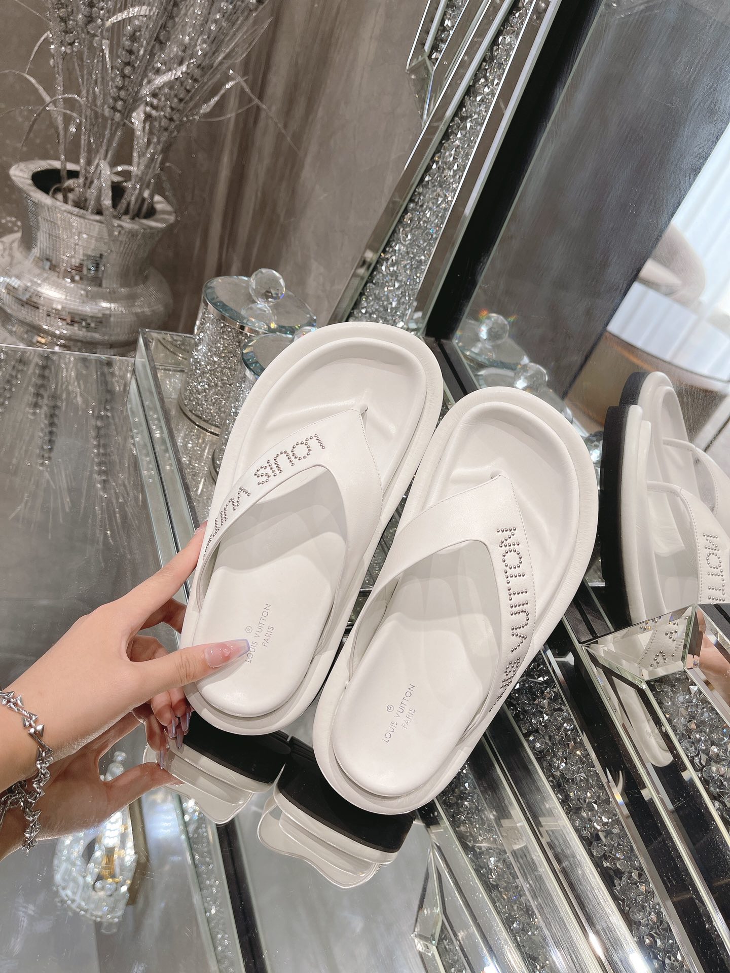 Louis Vuitton Women’s The Pool Pillow Flat Comfort Thong White For Women LV 1AABFK