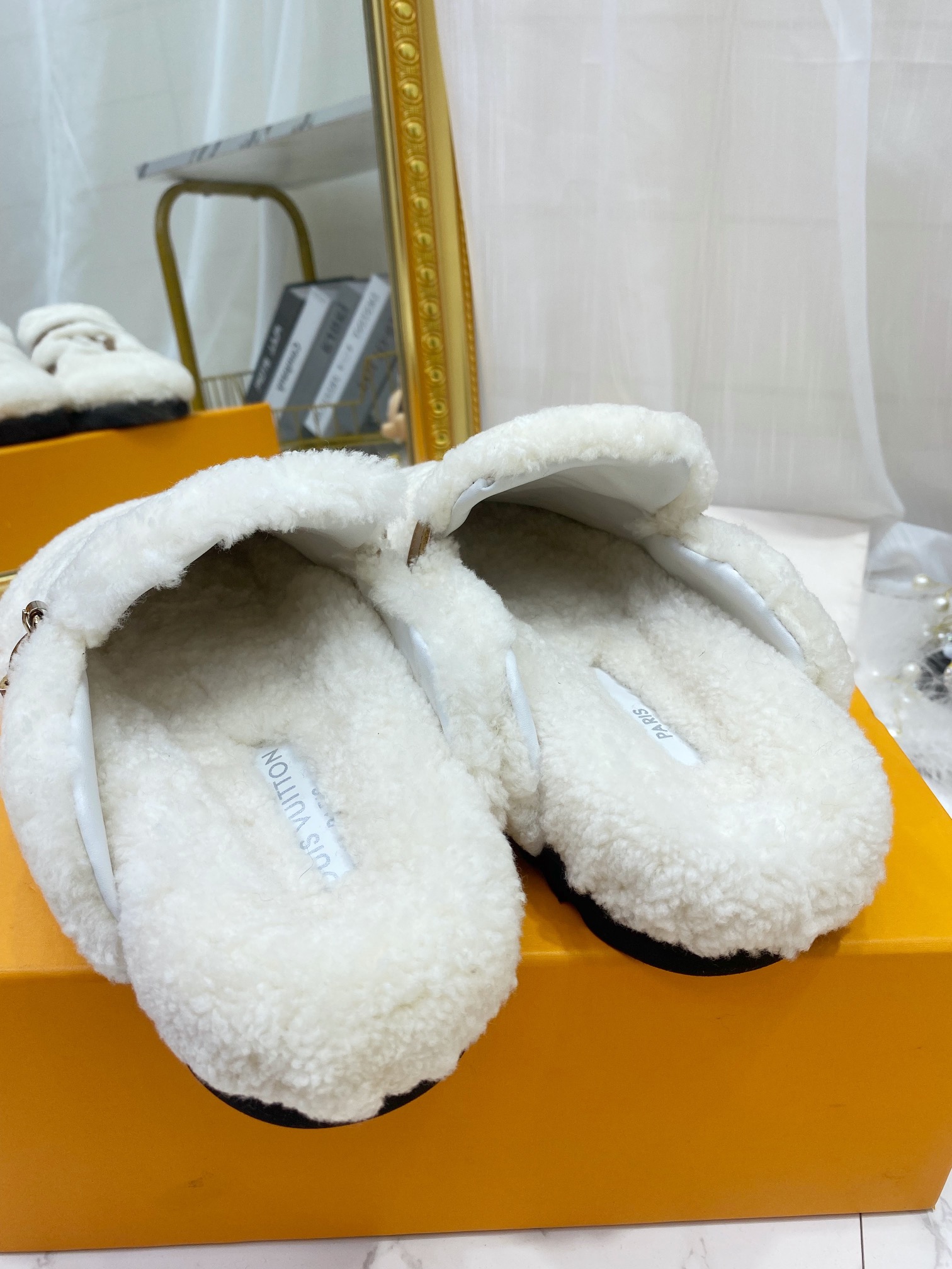 Louis Vuitton Women’s Winterbreak Flat Comfort Mule White For Women LV