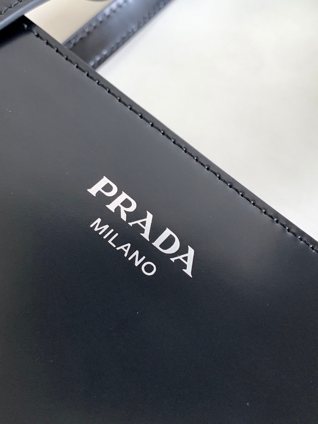 Prada Re-Edition 1995 Brushed Medium Handbag White/Black/Red For Women 11.8 in / 30 cm 1BA350_ZO6_F0PG7_V_OOO