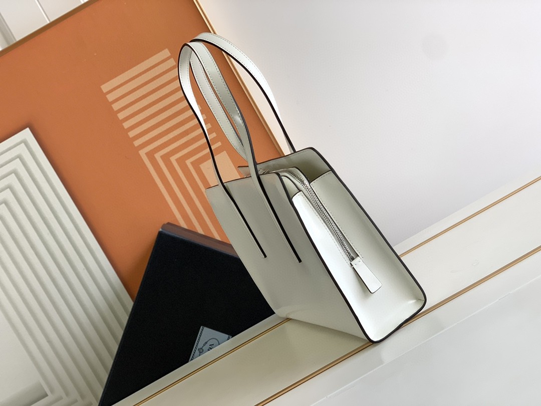 Prada Re-Edition 1995 Brushed Medium Handbag White/Black/Red For Women 11.8 in / 30 cm 1BA350_ZO6_F0PG7_V_OOO