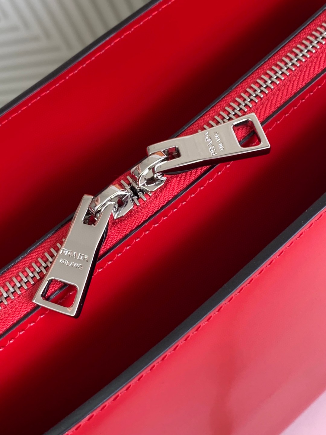 Prada Re-Edition 1995 Brushed Medium Handbag White/Black/Red For Women 11.8 in / 30 cm 1BA350_ZO6_F0PG7_V_OOO