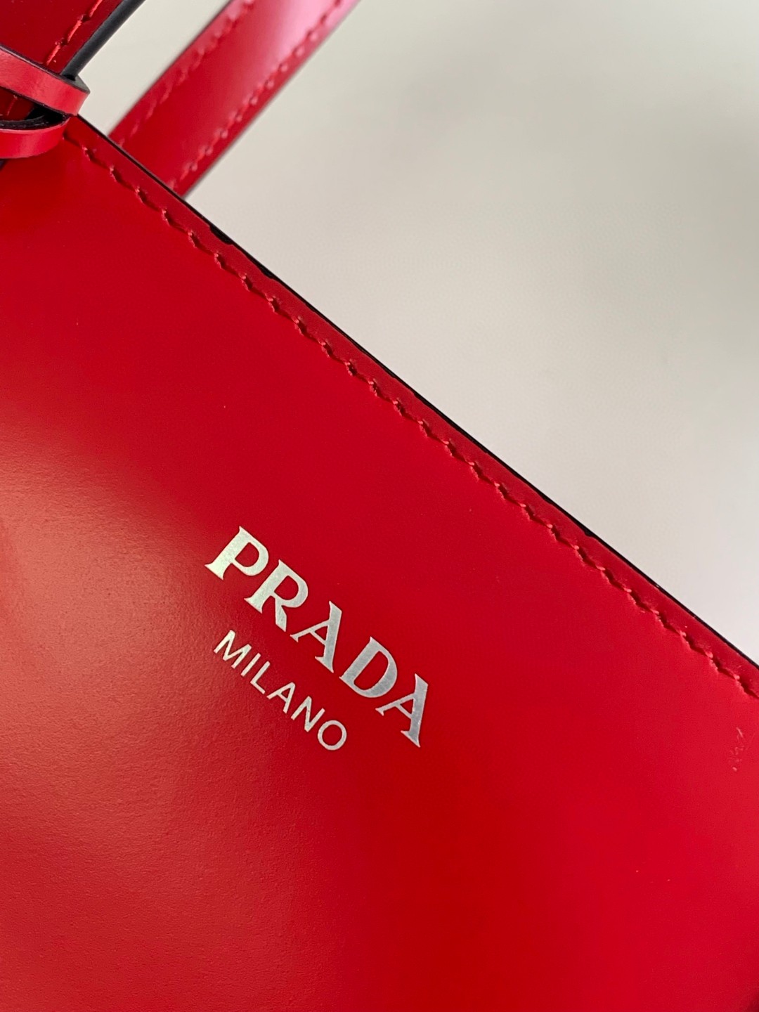 Prada Re-Edition 1995 Brushed Medium Handbag White/Black/Red For Women 11.8 in / 30 cm 1BA350_ZO6_F0PG7_V_OOO